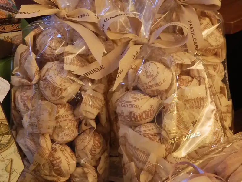 Leuk, maar lekker: kleine koekjes met amandelen en hazelnoten