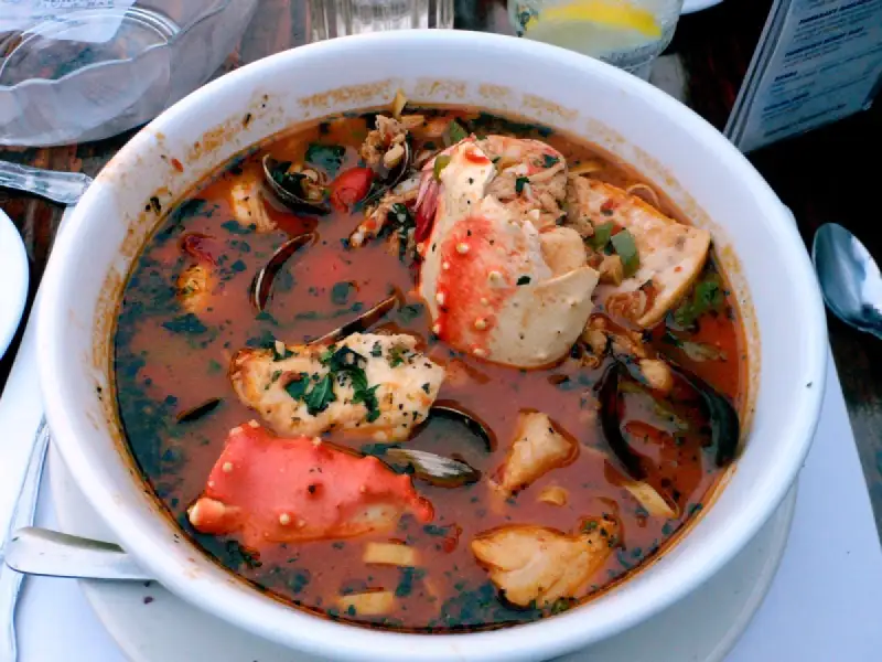 Cioppino: een soep van zeevruchten met tomaat