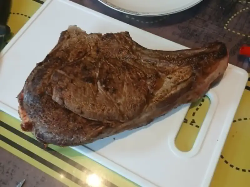 Gegrilde côte à l’os van het rund op een witte snijplank