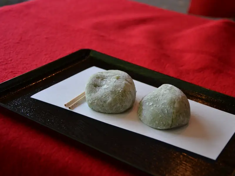 Daifuku, kleine mochi-repen gevuld met een vulling van erwtenpuree