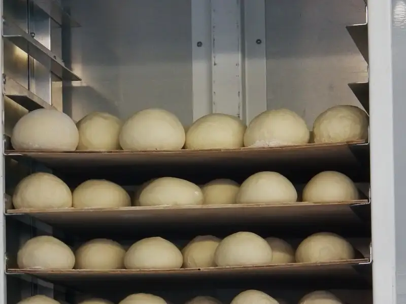 Bernese dampfnudeln, broodjes met melk, gebakken in de oven, vanillesaus