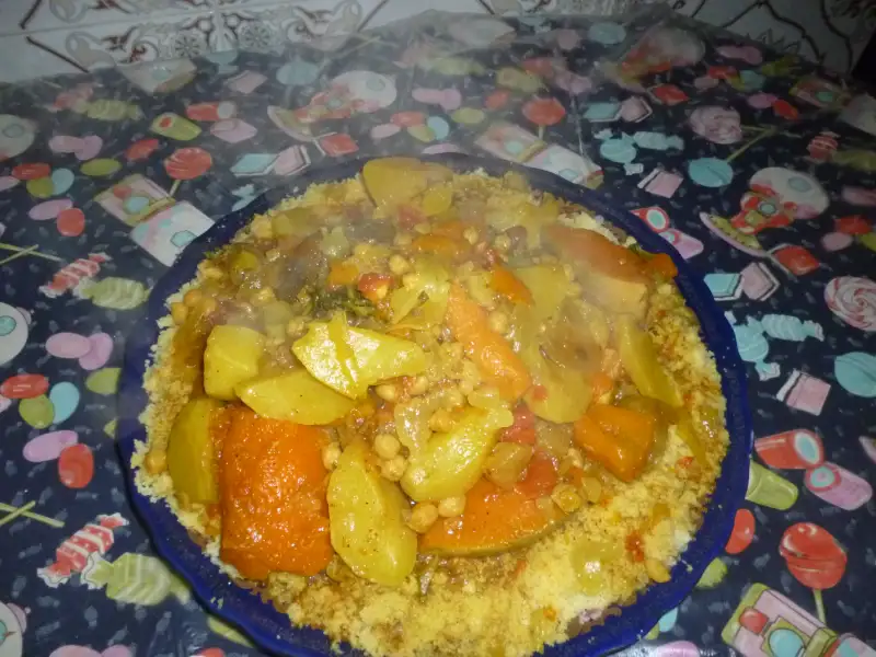 Koninglijke couscous met vlees, groenten en harissa