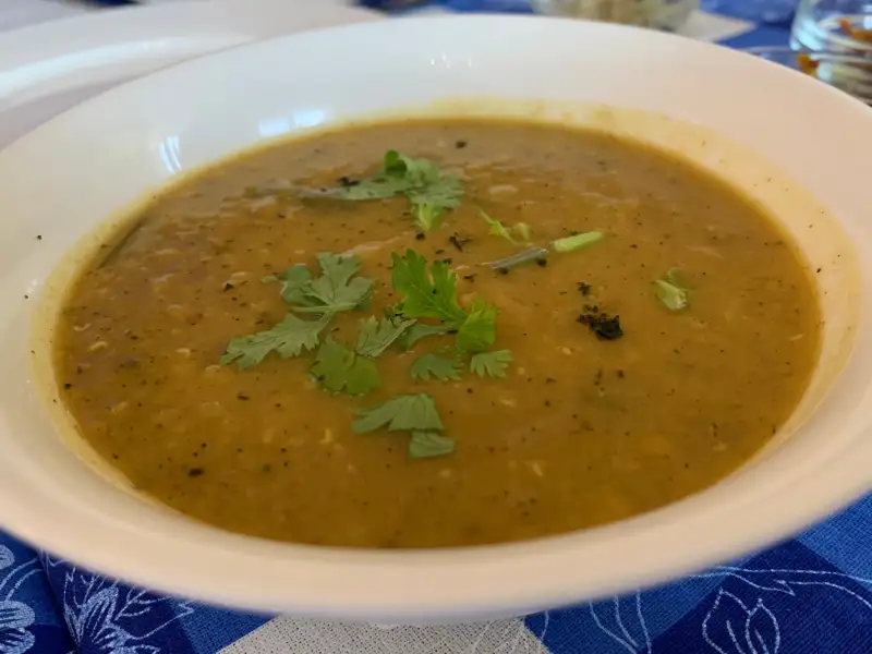 Linzensoep met curry, peterselie en prei
