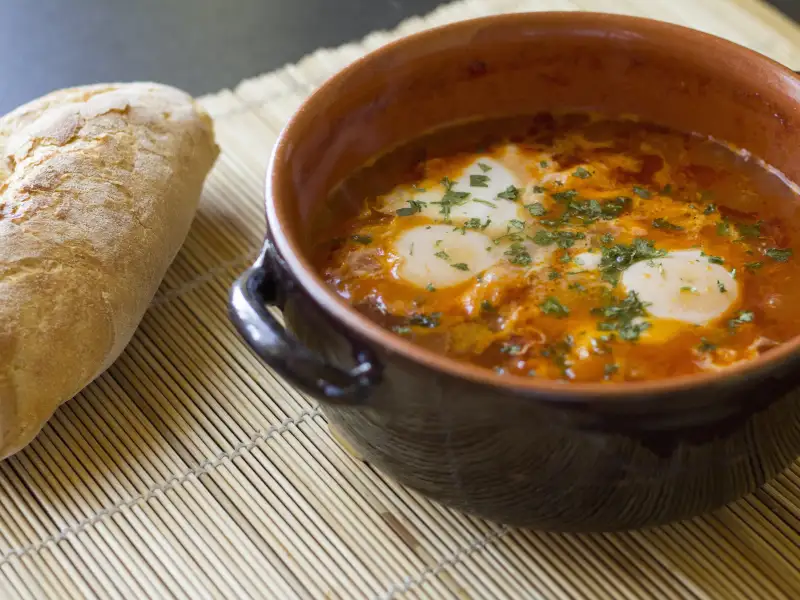 Shakshuka, gepocheerde eieren in tomatensaus