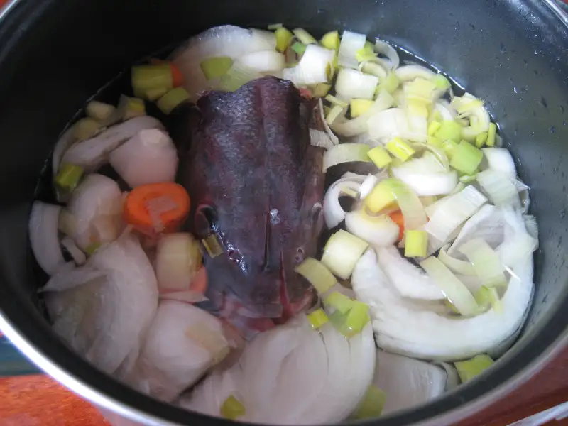 Licht visbouillon met witte wijn